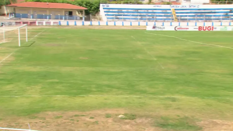 O campo onde ocorrerá o jogo decisivo entre Iguatu e Santa Cruz apresentava condições irregulares.