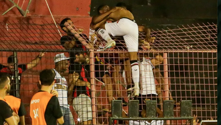 Zé Hugo, herói do Vitória, dedica seu gol à sua mãe, que o viu jogar pela primeira vez no estádio.