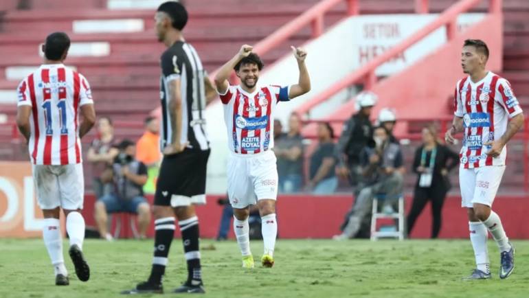 O jogador Victor Ferraz, atuando pelo Náutico, está superando seus números de gols no Santos e vivendo a temporada mais goleadora de sua carreira.