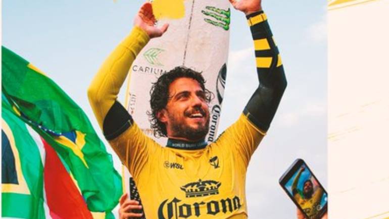 O surfista Filipinho conquista o tricampeonato na África do Sul, garantindo sua vaga em Paris.