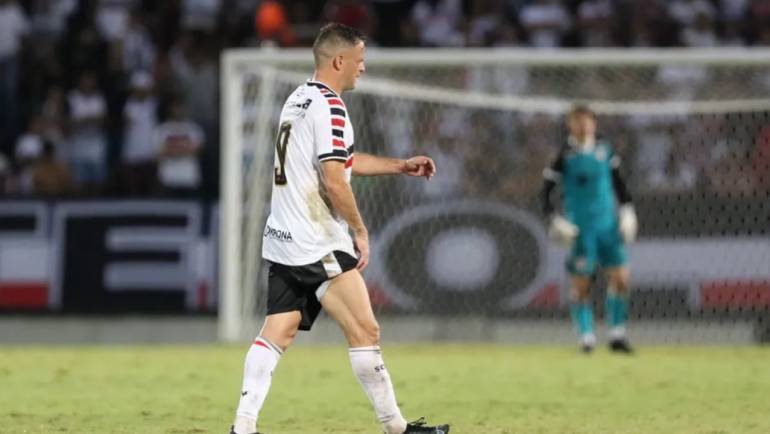 Os jogadores Pipico e Yan de Oliveira, lesionados, devem desfalcar o Santa Cruz em um jogo decisivo contra o Iguatu.