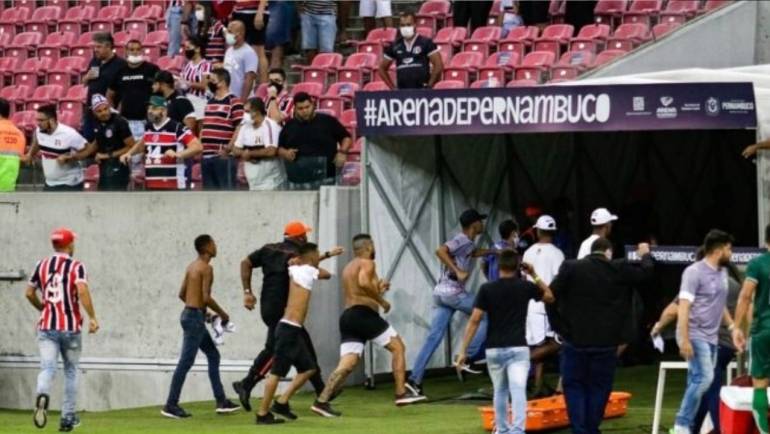 Após o empate do Santa Cruz, alguns torcedores tentaram invadir o gramado e os vestiários do estádio do Arruda.