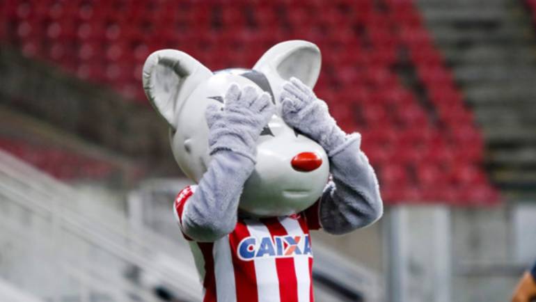 Os clubes são representados por diferentes mascotes, como o Timbu do Náutico, o Cão do Santa Cruz, o Porco do Palmeiras e o Urubu do Flamengo.