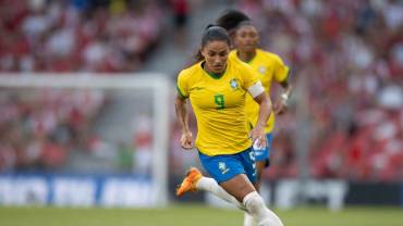 A seleção feminina apresenta um ótimo desempenho em campo e vence a China por 3 a 0 em um jogo-treino.