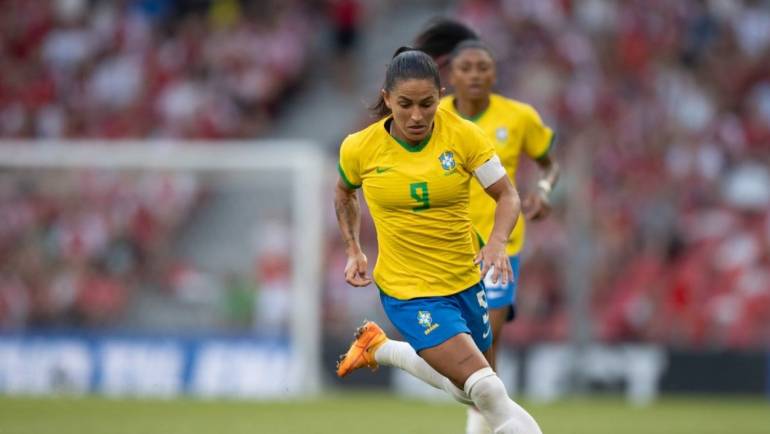 A seleção feminina apresenta um ótimo desempenho em campo e vence a China por 3 a 0 em um jogo-treino.