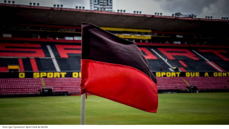 O clube alertou sobre os perigos de arremessar objetos no gramado.