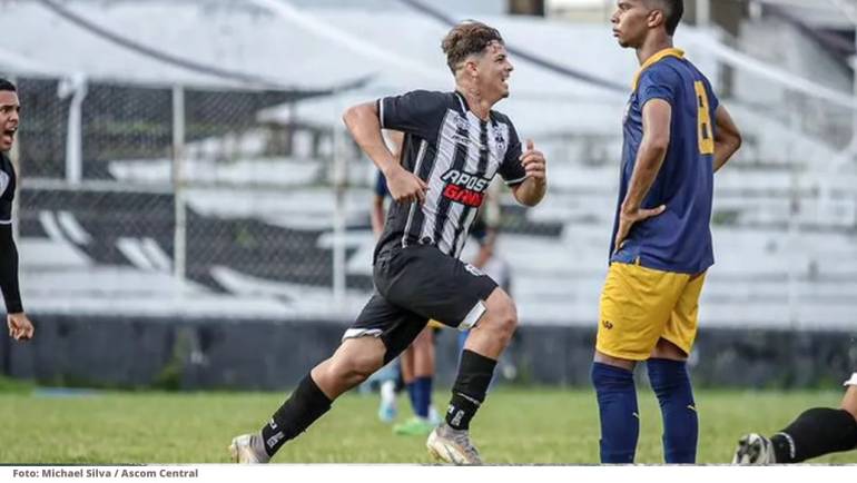 Jogador sub-20 marca um gol espetacular de bicicleta em Pernambuco, lembrando o lendário Puskás.