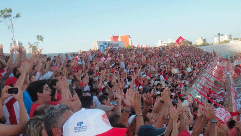 A torcida do Potiguar de Mossoró deu apoio ao time durante o treino antes do jogo contra o Santa Cruz.