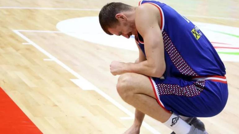 Jogador sérvio perde rim em cotovelada na Copa de Basquete