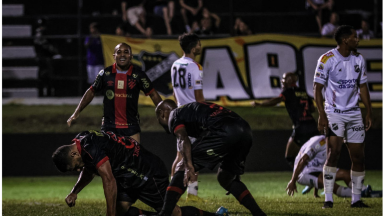 Diego Souza entra em campo, marca gol da vitória e bota SPORT na liderança da Série B;