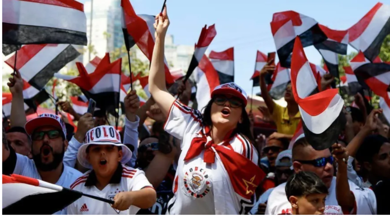 Torcida do São Paulo faz festa antes de embarque do time para final da Copa do Brasil