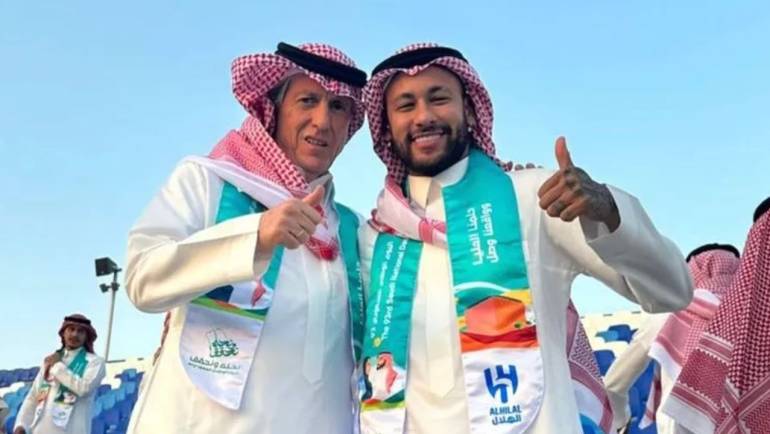 Neymar e companheiros do Al-Hilal vestem roupas típicas no “Dia da Arábia”