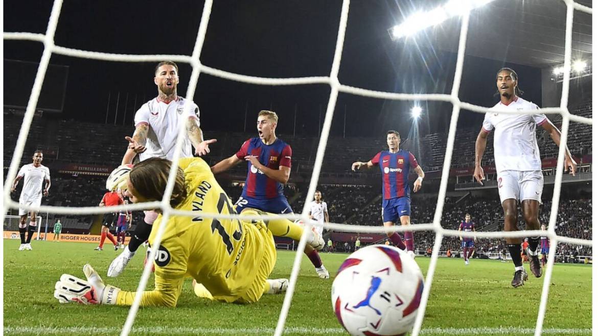 Com gol contra de Sergio Ramos, Barça vence Sevilla e dorme líder do Espanhol