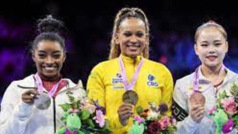 Rebeca Andrade e Simone Biles dançam juntas em festa após Mundial