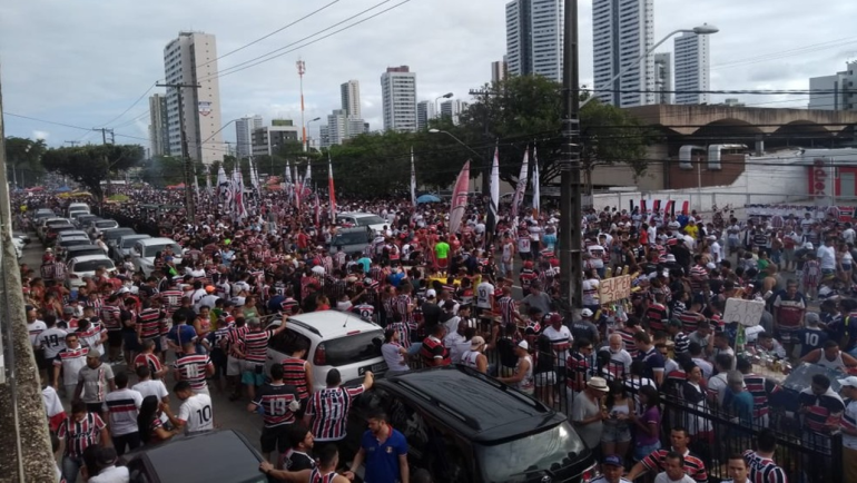 Avenida Beberibe: Homenagem ao Santa Cruz