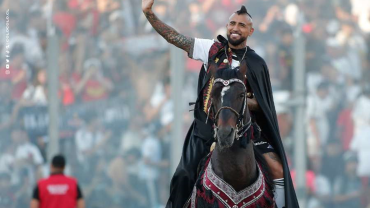 Vidal Retorna ao Colo-Colo com Estilo