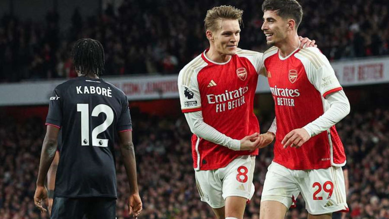 Arsenal vence Luton Town e volta à liderança